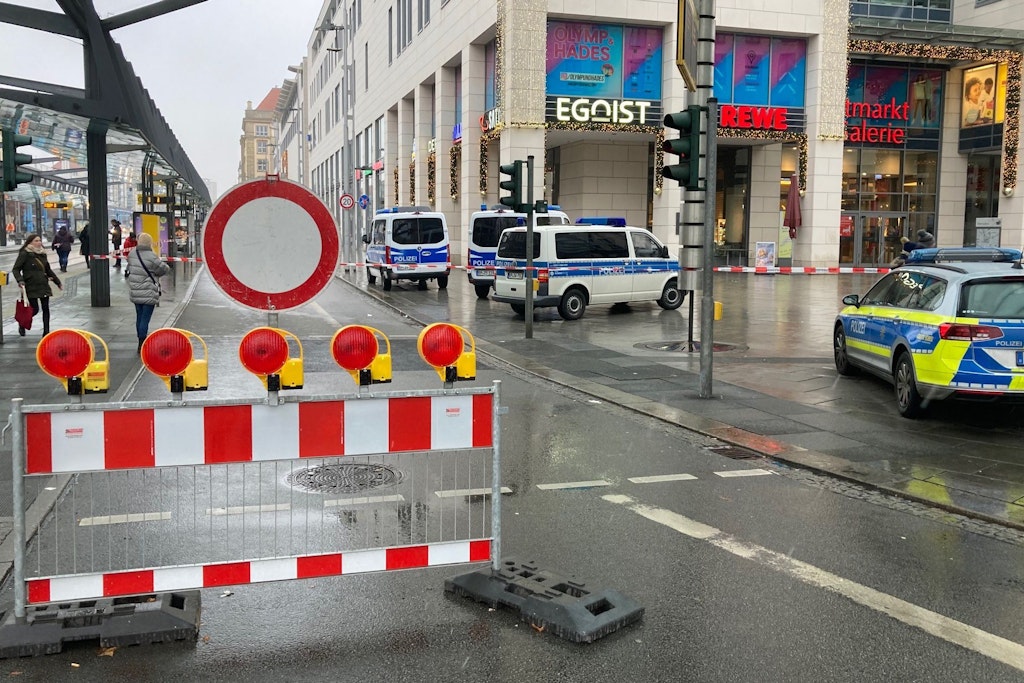 Die Polizei hat die Altmarktgalerie nach einer Geiselnahme abgesperrt.