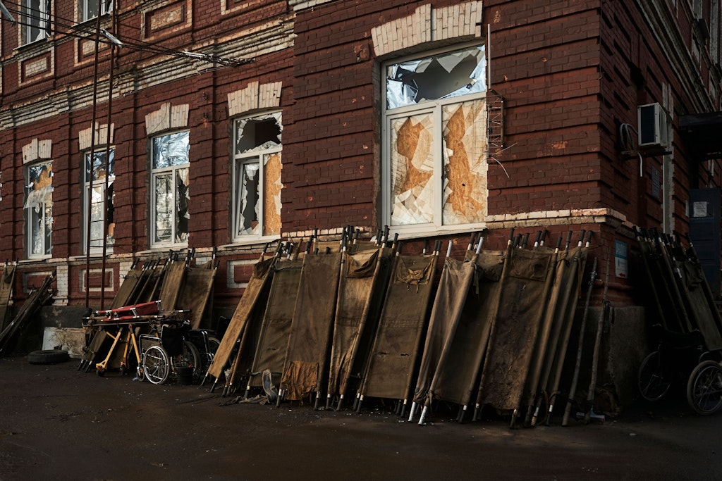Zersplitterte Fenster, davor Tragen und Rollstühle: Das Krankenhaus im heftig umkämpften Bachmut, in dem verwundete ukrainische Soldaten behandelt werden.