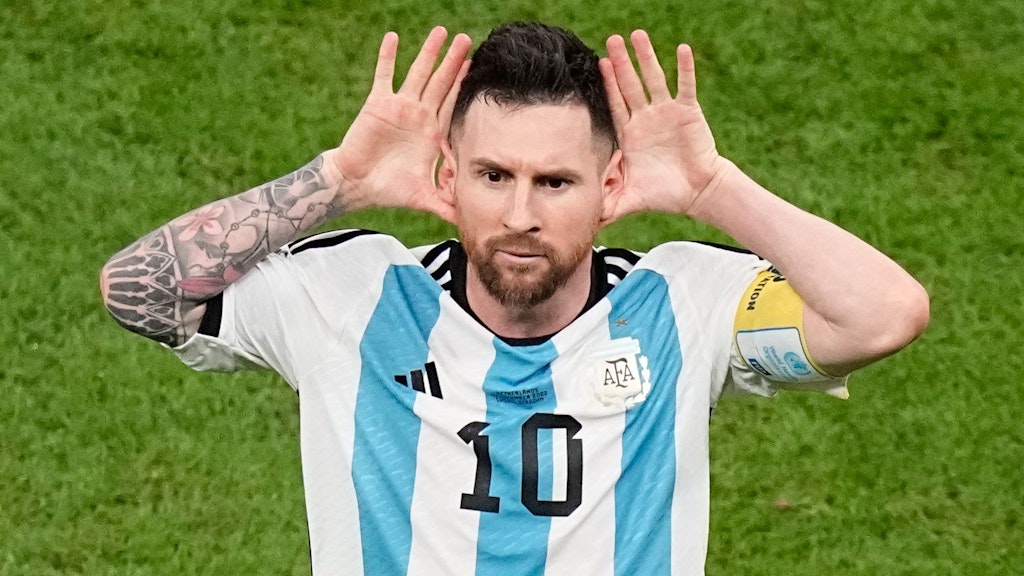Lionel Messi legt provozierend die Hände an die Ohren