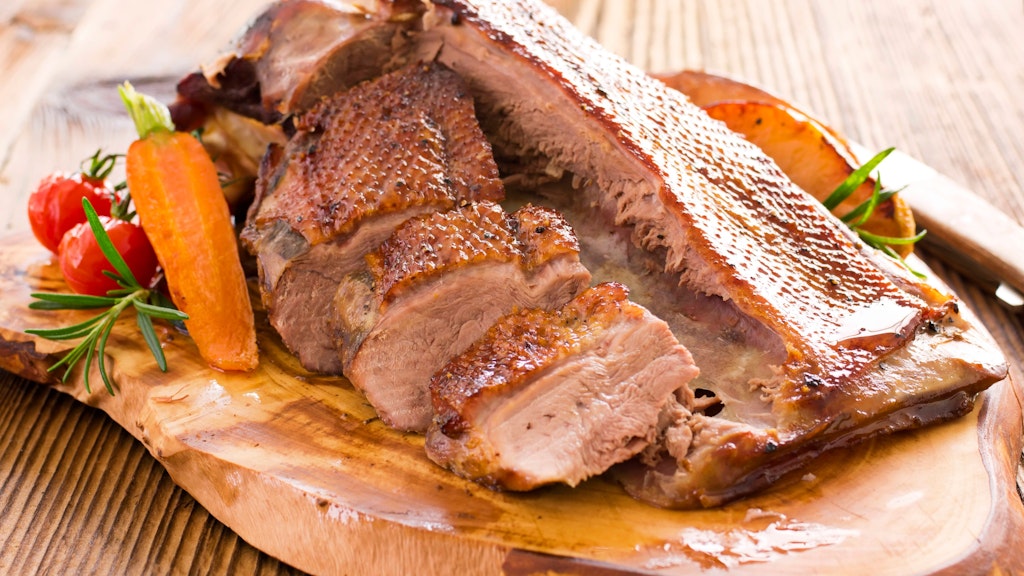 Wer die Gänsebrust nach diesem Rezept zubereitet, erhält einen Braten, der sich perfekt vom Knochen löst und eine Soße, die einfach unglaublich schmeckt.