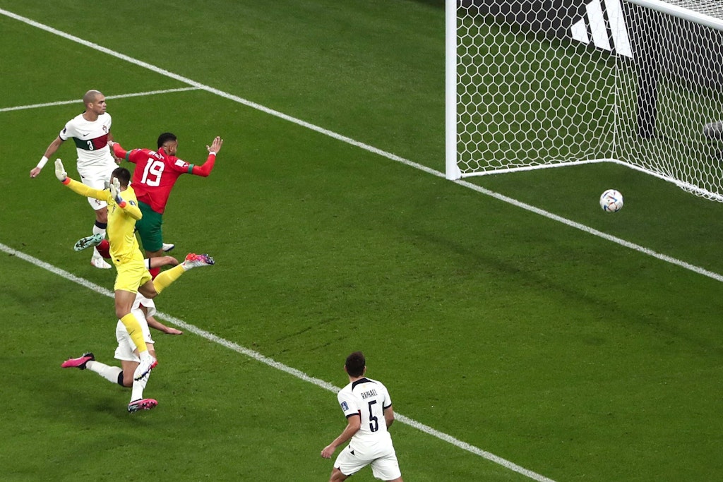 In der 42. Minute brachte Youssef En-Nesyri (Nr. 19) die marokkanische Nationalmannschaft per Kopfball mit 1:0 gegen Portugal in Führung.