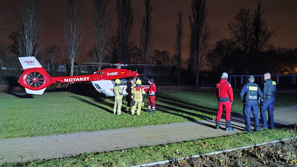 Ein Notarzt kam mit dem Hubschrauber vom Unfallkrankenhaus in Marzahn.