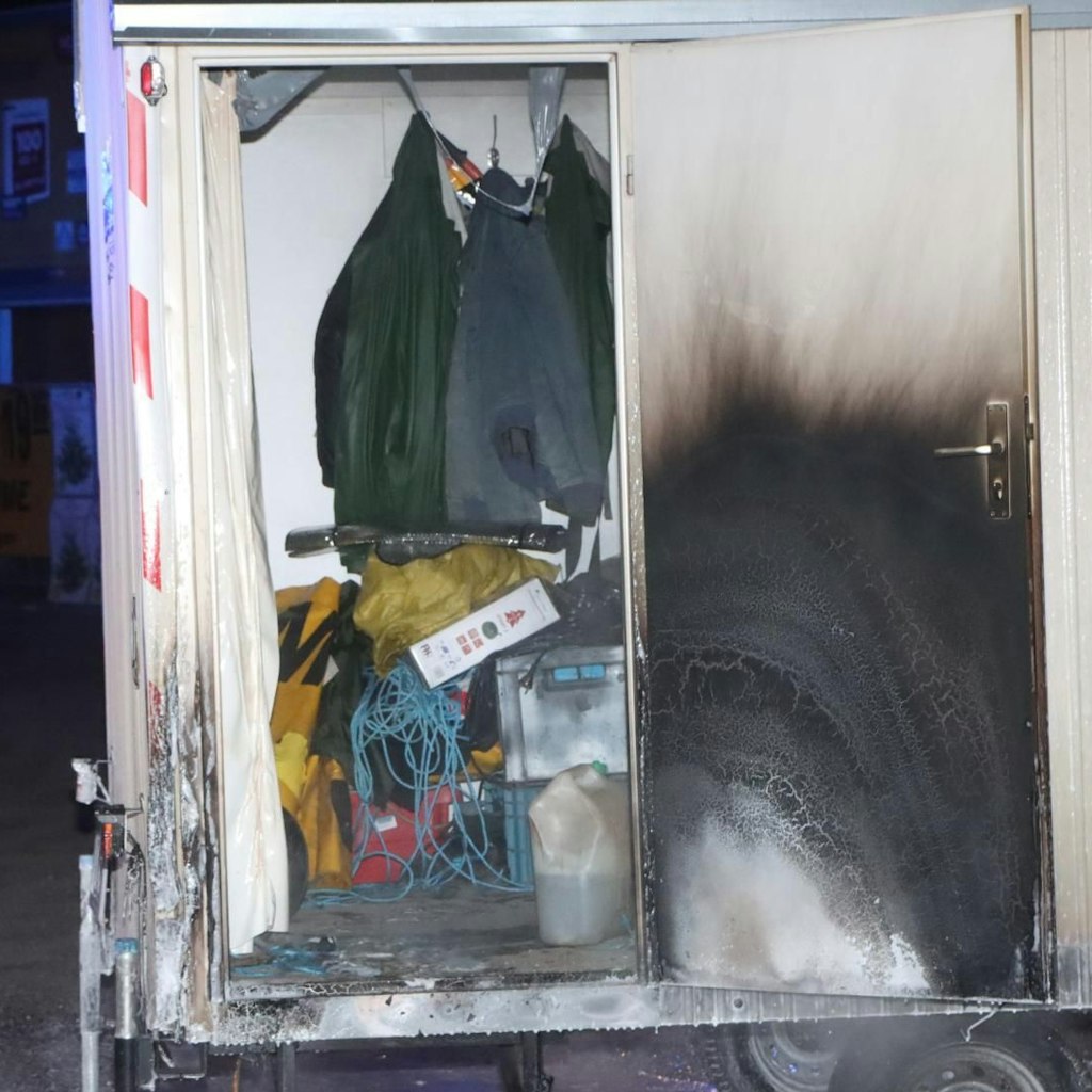 Die Tür des Bauwagens hatte innen deutliche Brandspuren.