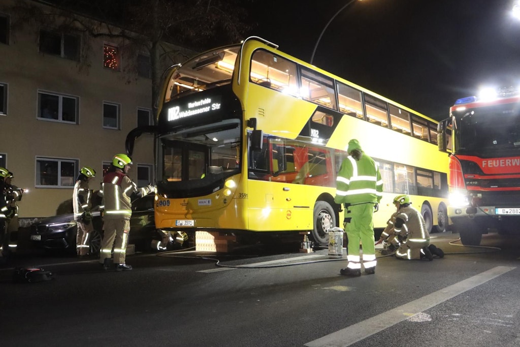 Der Doppeldecker wurde mit Geräten des sogenannten Rüstwagens angehoben.