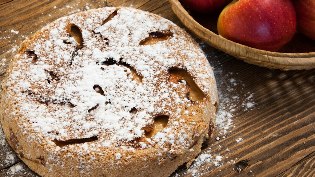 Der leckere Apfelkuchen wird zum Schluss laut Rezept noch mit Puderzucker bestäubt.