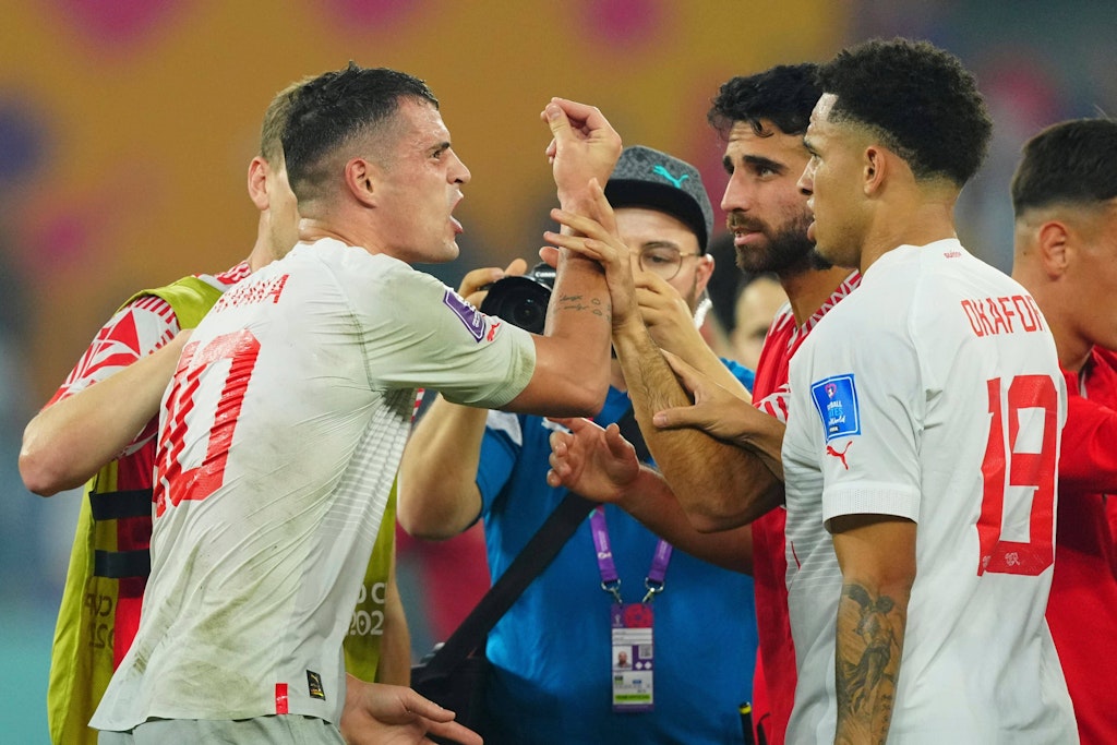 Der Schweizer Kapitän Granit Xhaka, Sohn <a href="https://de.wikipedia.org/wiki/Kosovo-Albaner">kosovo-albanischer</a> Eltern, war beim Spiel gegen Serbien, das den Kosovo nicht anerkennt, sehr emotional.