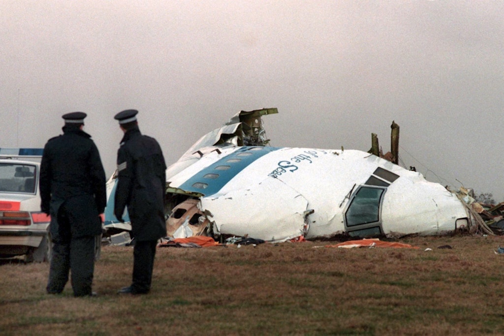 Zwei Polizisten stehen am abgerissenen Bug der Pan Am-Maschine „Maid of the Seas“, die über Lockerbie gesprengt worden war.