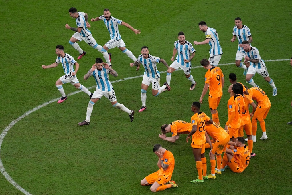 Nach dem entscheidenden Elfmeter: Argentiniens Spieler verhöhnen ihre unterlegenen Gegner.