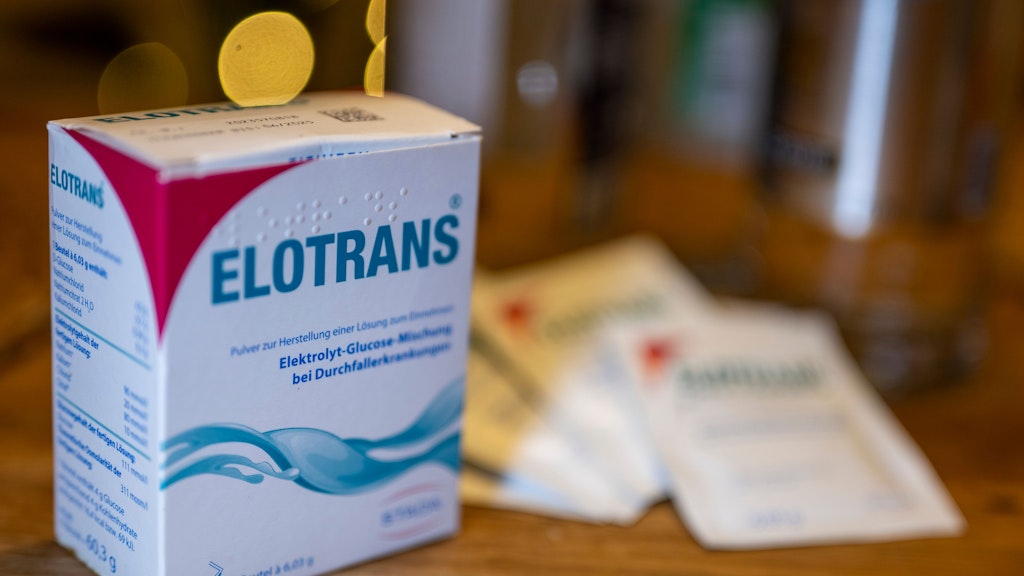 Eine Packung Elotrans. Das rezeptfreie Mittel, das pro Dosis rund 70 Cent kostet, gleicht dem Hersteller Stada zufolge den Verlust von Wasser und Elektrolyten aus.