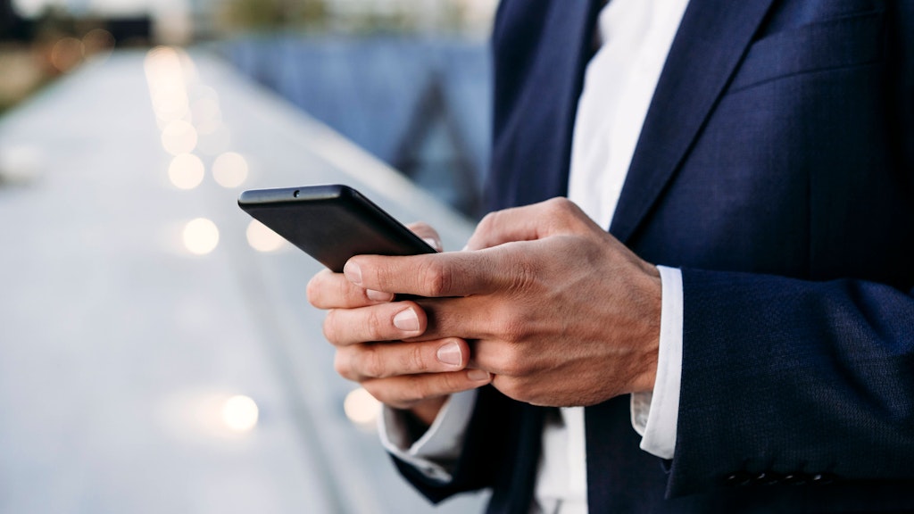Besser: Das Handy mit beiden Händen halten und bedienen – das entlastet die Daumen.