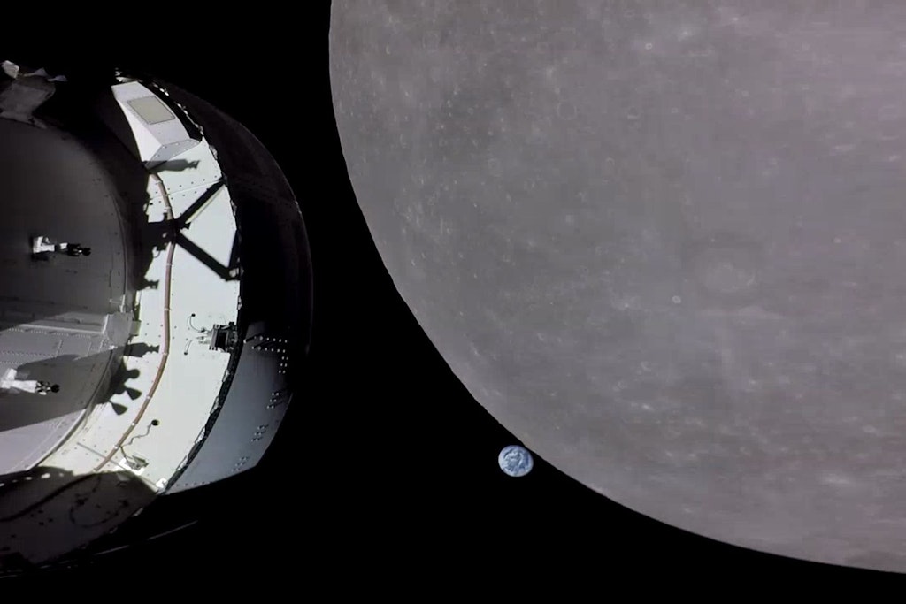 Die Orion-Kapsel der Nasa hinter dem Mond. Der blaue Klecks – das ist die Erde. Die Kamera saß auf einem Sonnensegel.