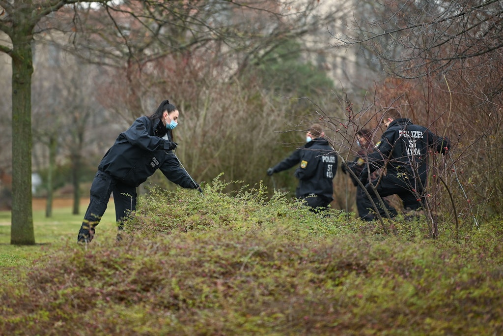 Nach dem Fund des toten Babys suchten Polizisten die Umgebung des Fundortes in Halle (Saale) ab (Archivbild).