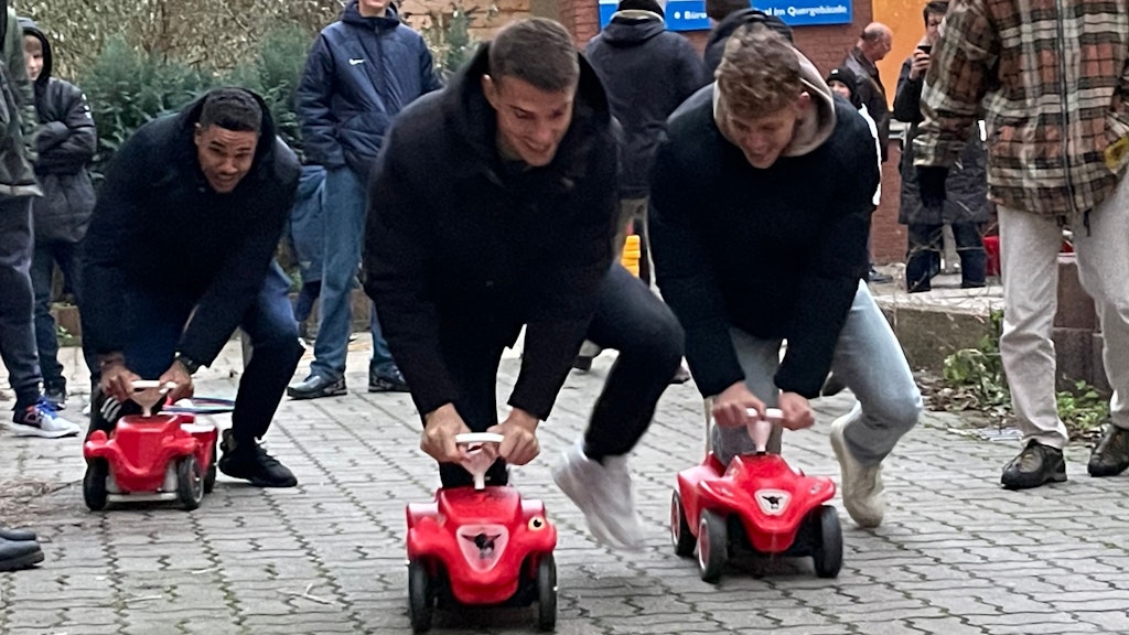 An der Frankfurt Allee haut das Team um Danilho Doekhi (v. l.), Janik Haberer und Tim Skarke den fünften Gang rein.
