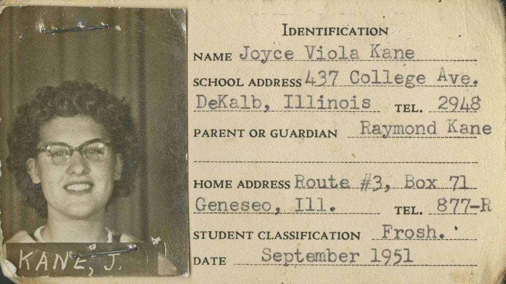 Joyce DeFauws Studentenausweis von 1951 an der Northern Illinois University
