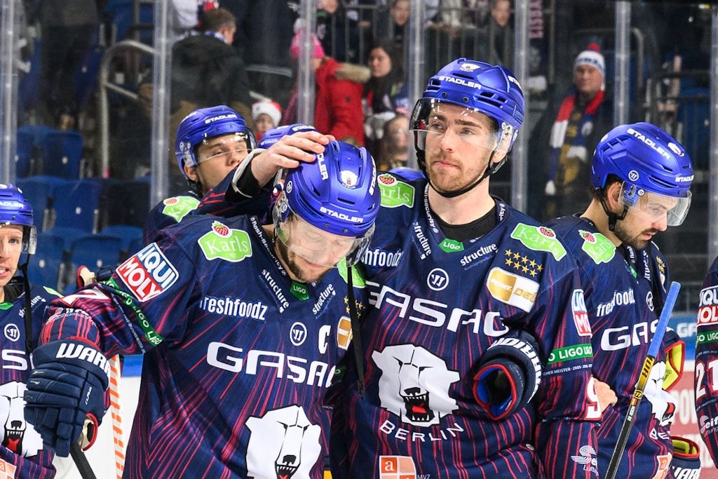 Marcel Noebels tröstet Kapitän Frank Hördler, weil es auch in dessen Jubiläumsspiel nicht zum Sieg reicht. Jetzt müssen beide und alle anderen Eisbären den Kopf schnell wieder hochkriegen.