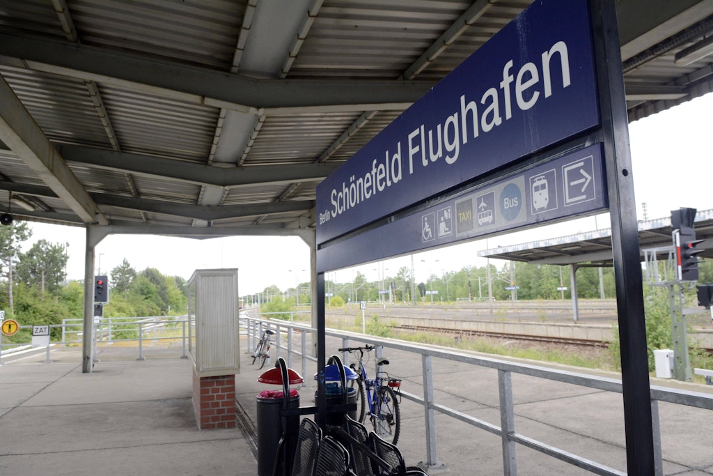 Am Bahnhof Schönefeld warten Fahrgäste die nächsten drei Wochen vergeblich auf die RB32.