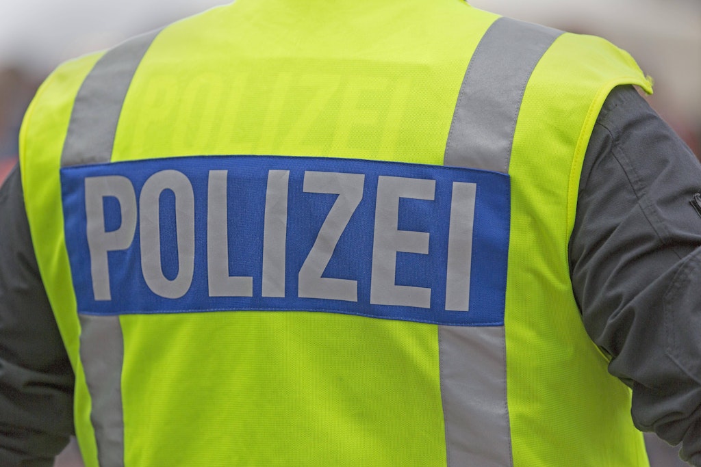 Eine Warnweste mit Polizei-Aufschrift und viele glauben, sie hätten es mit echten Polizisten zu tun. Drei falsche Polizisten wurden jetzt verurteilt.