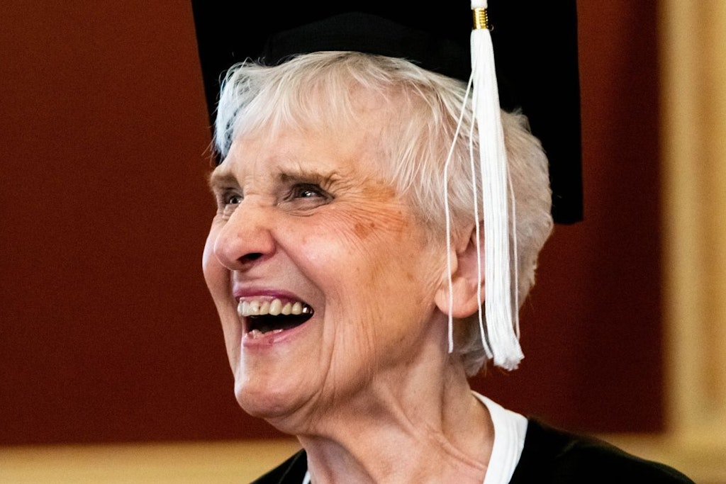 Joyce DeFauw probiert bei einem Besuch auf dem NIU-Campus im August ihr Outfit für die Diplom-Übergabe an.