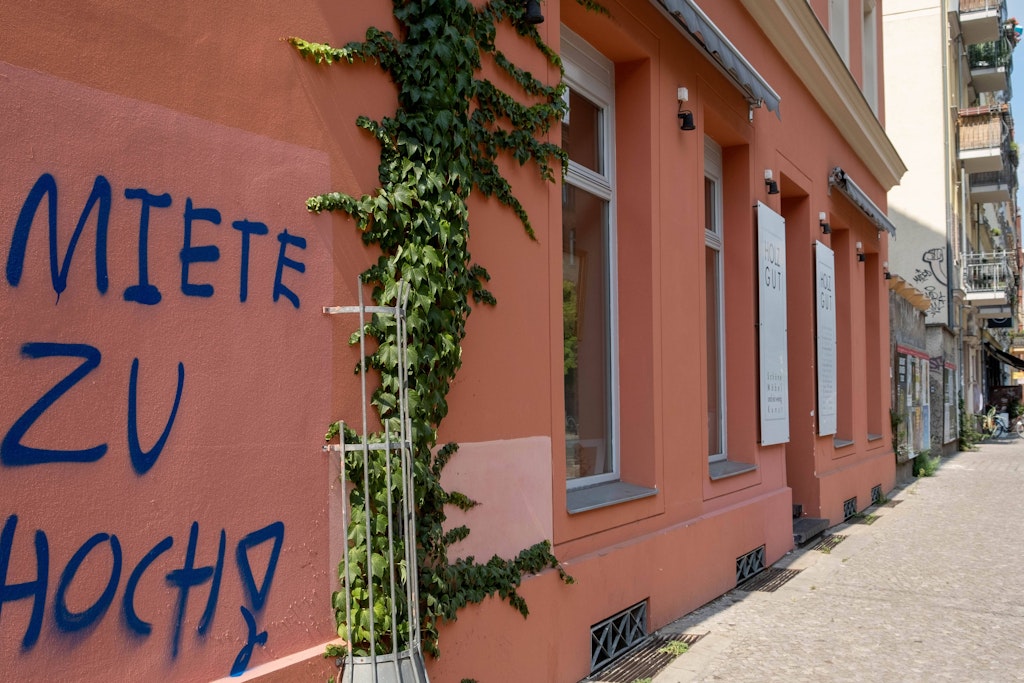 Ein Schriftzug gegen zu hohe Mieten an einem Wohnhaus in der Pappelallee in Prenzlauer Berg.