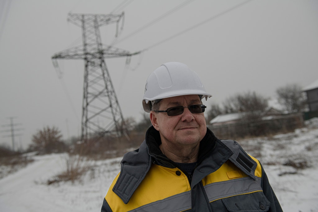 Vormann Oleh Braharnyk vom ukrainischen Energieversorger DTEK an einer Hochspannungsleitung bei Kiew.
