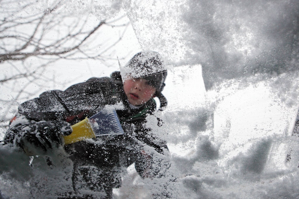 Autoscheibe zugefroren, das lästige Eiskratzen beginnt - muss aber nicht sein.