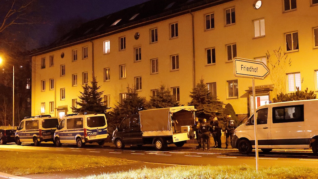Bei der Durchsuchung bei den mutmaßlichen Verschwörern, hier in Chemnitz, wurden auch Unterstützerlisten mit Verschwiegenheitserklärungen gefunden.