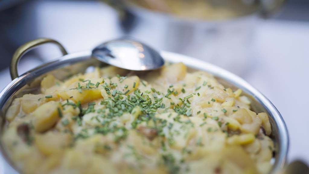Während die Menschen im Süden den Kartoffelsalat eher mit Brühe zubereiten, geht es im Norden nur mit ordentlich Mayo.