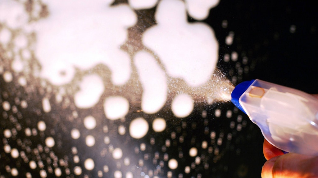In einer Sprühflasche kann man Essig mit Wasser vermischen, bekommt so ein Eisfrei-Spray aus eigener Herstellung. Spart Zeit und Geld (Symbolfoto).