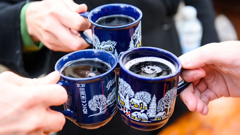 Ein Glühwein mit Kollegen kann die Vorfreude auf Weihnachten erheblich steigern. 