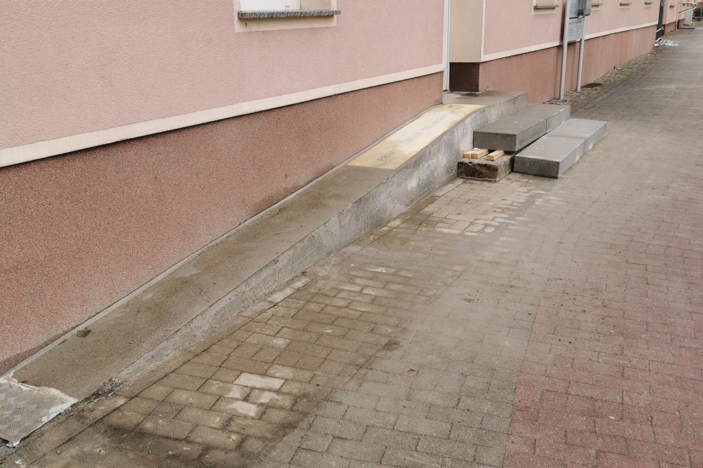 Die Rampe vor der Praxis wurde mittlerweile entfernt.
