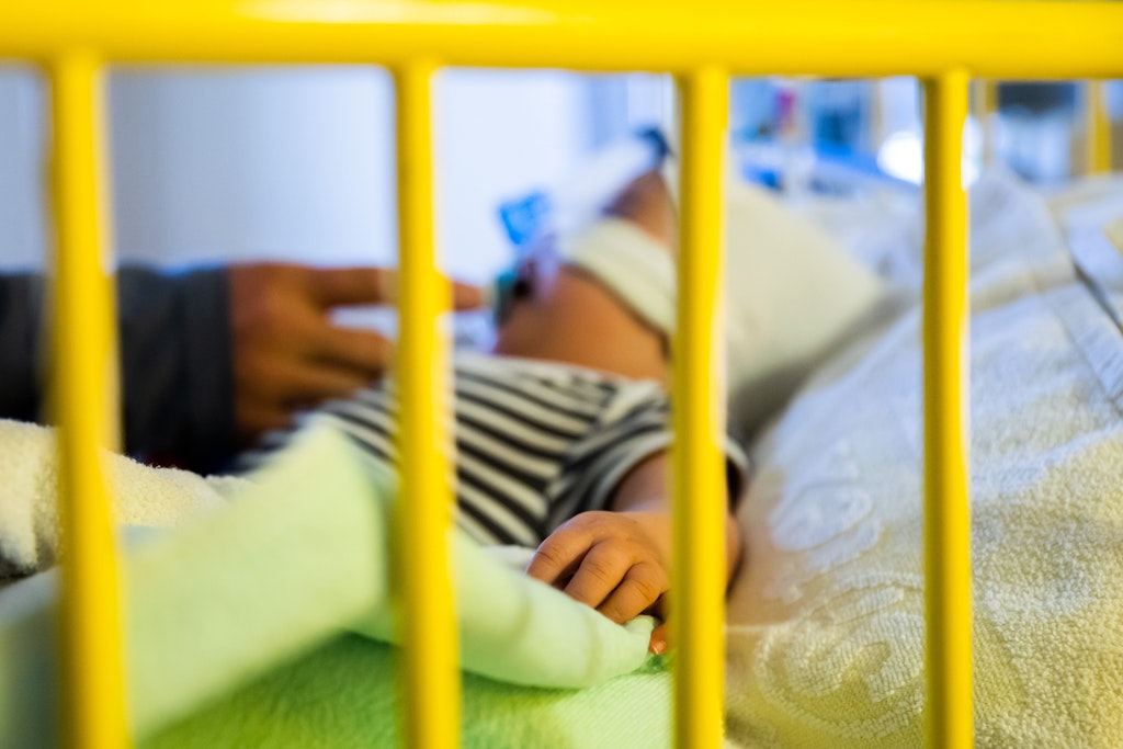 Der achteinhalb Monate alte Omran Salem, der mit einem Atemwegsinfekt auf der Intensivstation der Kinderklinik des St.- Joseph-Krankenhauses liegt und beatmet wird.