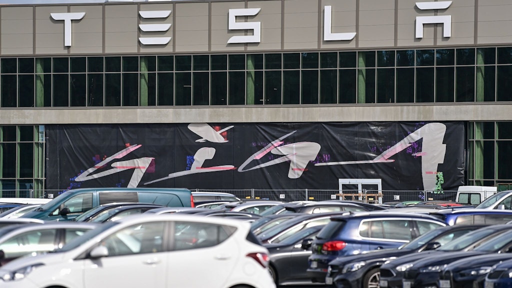 Der Haupteingang zur Fabrik der Tesla Gigafactory in Grünheide: Mirtarbeiter berichten über Probleme.
