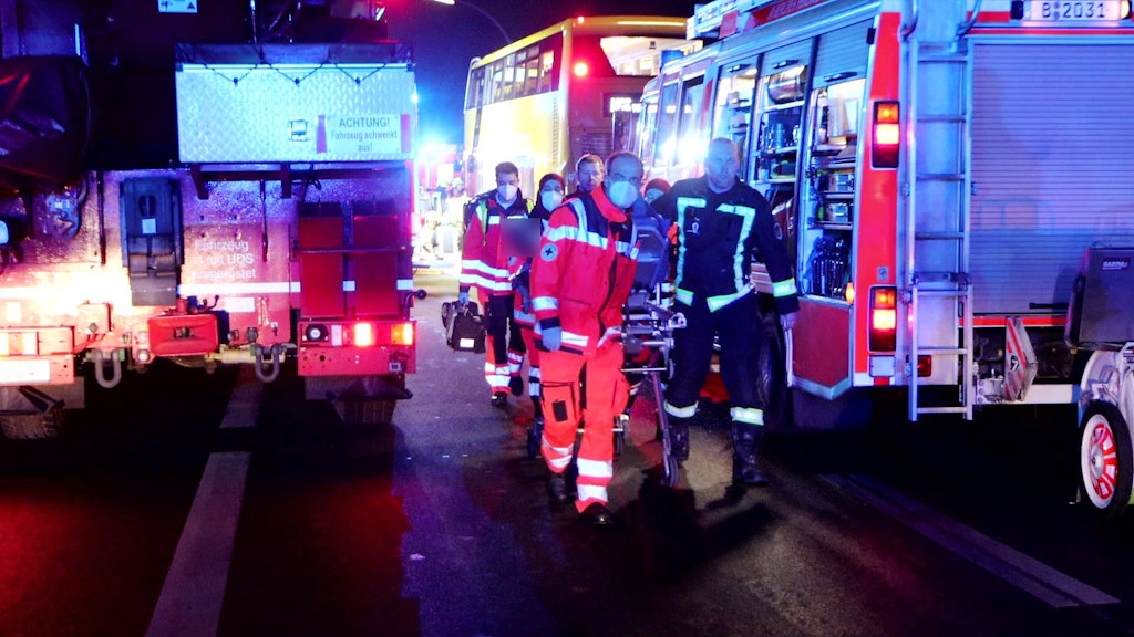 Beim Bus-Unfall auf der Leonorenstraße am vergangenen Sonnabend erschien der erste Rettungswagen nach 20 Minuten. Viel zu spät, obwohl dem tödlich verletzten Mädchen (15) unter dem Bus nicht mehr zu helfen war.
