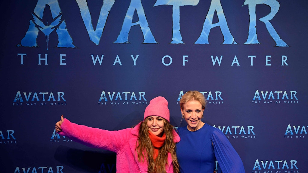 Berlin: Die Schauspielerinnen Simone Thomalla (l.) und Annika Ernst kommen zur Deutschlandpremiere von „Avatar: The Way of Water“. 