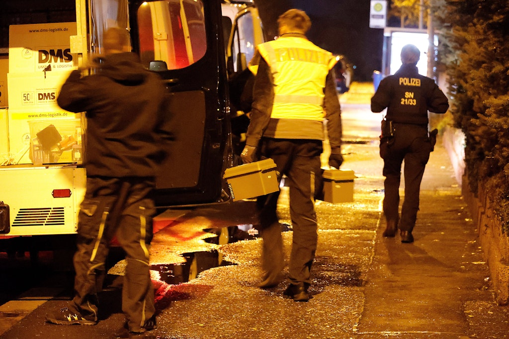 Bei der Razzia - hier in Chemnitz - wurden auch Waffen und viel Geld sichergestellt.