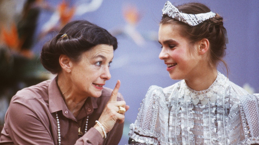 1984: Katarina Witt (r.) mit ihrer Trainerin Jutta Müller. In dem Jahr schaffte die Eiskünstlerin erstmals das Triple: Sie gewann Olympia, wurde Europa- und Weltmeisterin.