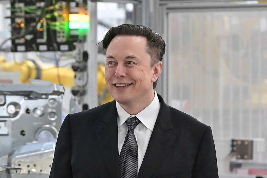 Konzern-Chef Elon Musk im Tesla-Werk in Grünheide. nach einem Bericht sind seine Beschäftigten mit den Arbeitsbedingungen in der Fabrik unzufrieden.