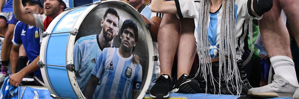 Lionel Messi und Diego Maradona auf einer Trommel verewigt. Die Stars stehen in Argentinien noch nicht ganz auf einer Stufe. Messi will das bei der WM in Katar ändern.