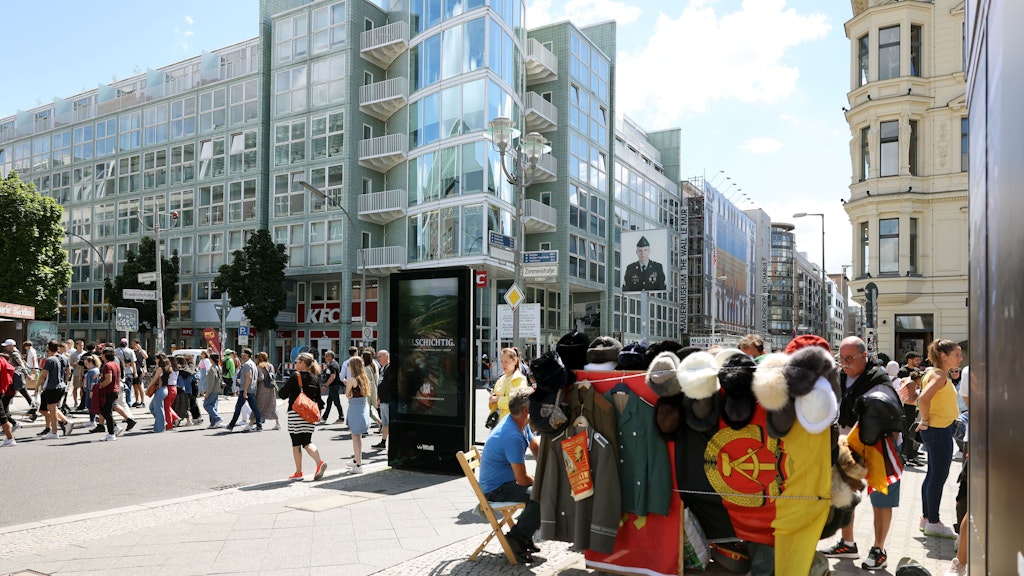 Fließender Übergang zwischen Bürgersteig und Straße am Checkpoint Charlie. 