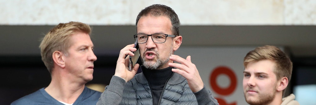 Wird in der Winterpause noch mehr am Handy hängen als sonst schon: Hertha-Boss Fredi Bobic will Spieler verkaufen. 