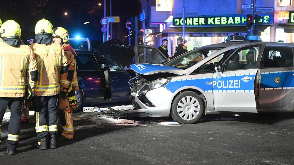 Eine Verfolgungsjagd mit Einbrechern endete für eine Polizistin mit schweren Verletzungen.
