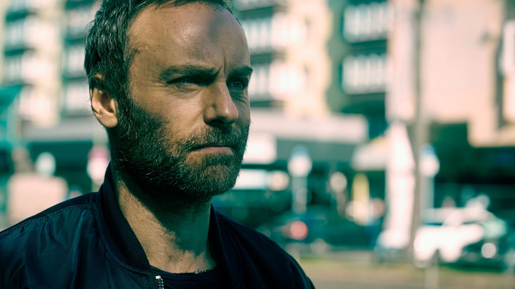 „Tatort“-Kommissar Karow nimmt in seinem neusten Fall Urlaub, zieht in die Wohnung des Opfers und wandelt auf seinen Spuren.
