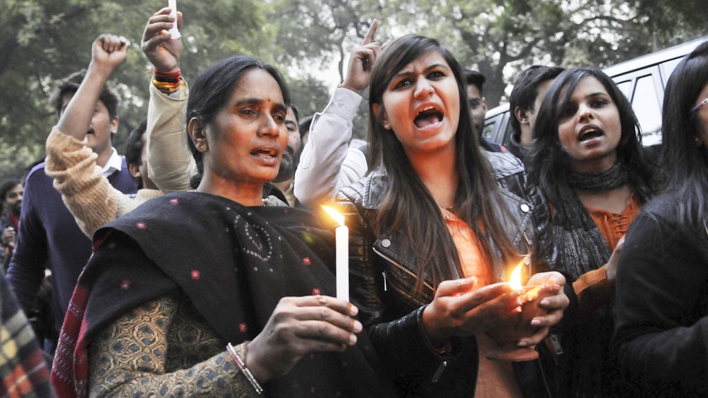Demonstranten nehmen zusammen mit der Mutter Abschied von der bei einer Gruppen-Vergewaltigung zu Tode gequälten Jyoti Singh.