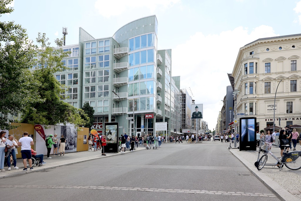  Das Gelände am Checkpoint Charlie soll umgestaltet werden. Autos sollen künftig draußen bleiben. 