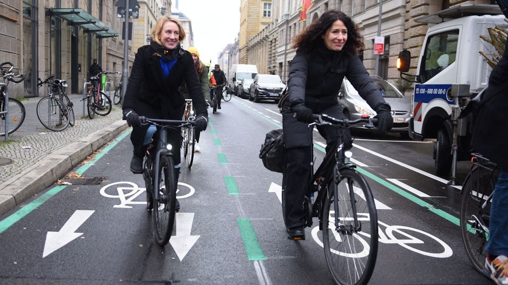 Bettina Jarrasch und Almut Neumann beim Anradeln in der Charlottenstraße, die als Fahrradstraße ausgewiesen ist. 