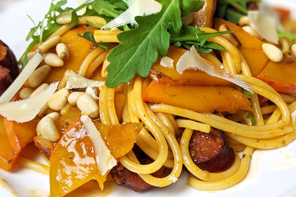 Orangeleuchtende Kürbisstreifen verpassen der Pasta in diesem Rezept nicht nur Farbe, sondern auch Geschmack.