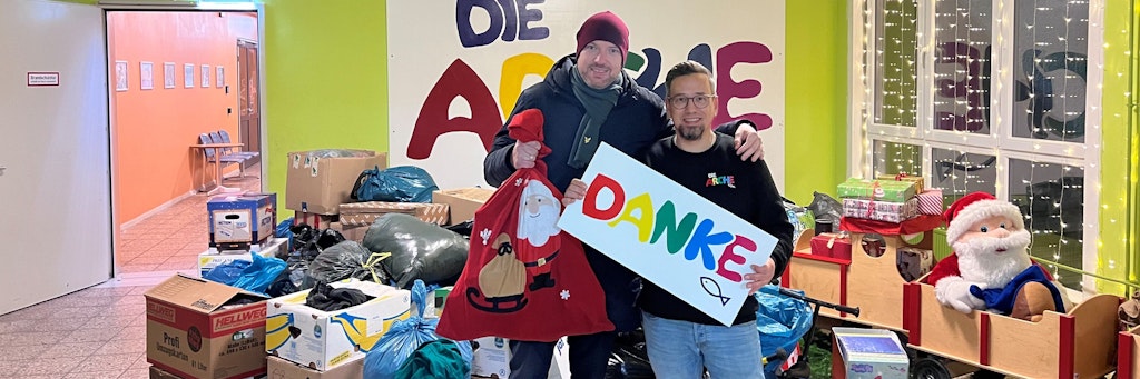 Auch vom Weihnachtsmarkt des BFC Dynamo stammen viele Spenden für die Kinder der Arche, die in Säcken und Kisten den Weg ans Ziel fanden. Bei der Übergabe strahlen Gismo (l.) von der Fraktion H und David Keilmeter.