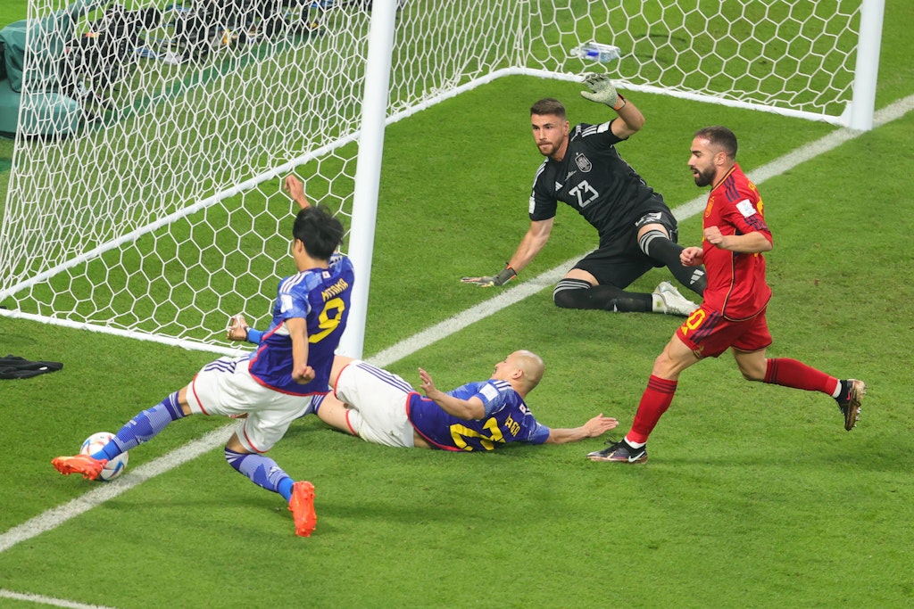 Mit bloßem Auge nicht zu erkennen, aber der VAR war sich sicher, dass der Ball nicht im Aus war. Japan gewann 2:1 gegen Spanien und schmiss das DFB-Team aus der WM.