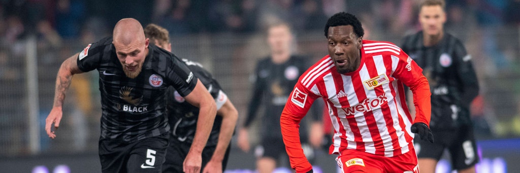 Sheraldo Becker (r.) schoss beim Test gegen Hansa Rostock zwei Tore innerhalb von vier Minuten, ließ dabei auch Leihgabe Rick van Drongelen stehen. 