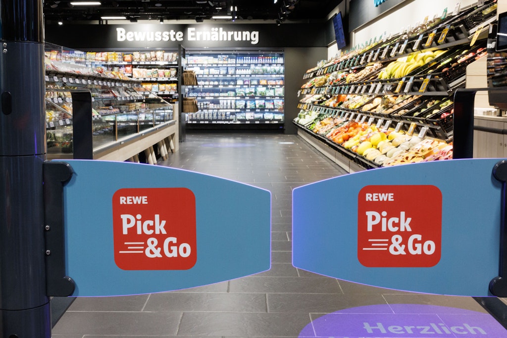 Erste vollautomatische Rewe Pick&Go-Filiale in München.